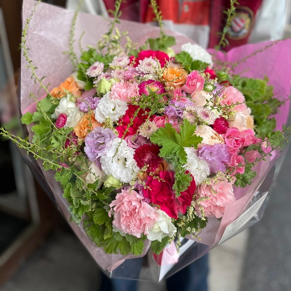 【東京都文京区】ご友人お誕生祝いにミックスカラーの豪華な花束をお届け