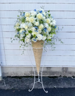 【ご結婚祝い】ブライダル会場へスタンド装花と演台の花をお届け